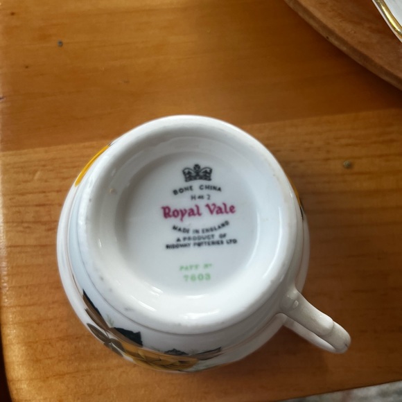 Set of 4 beautiful yellow flower teacups and saucers. Excellent condition - Picture 3 of 4